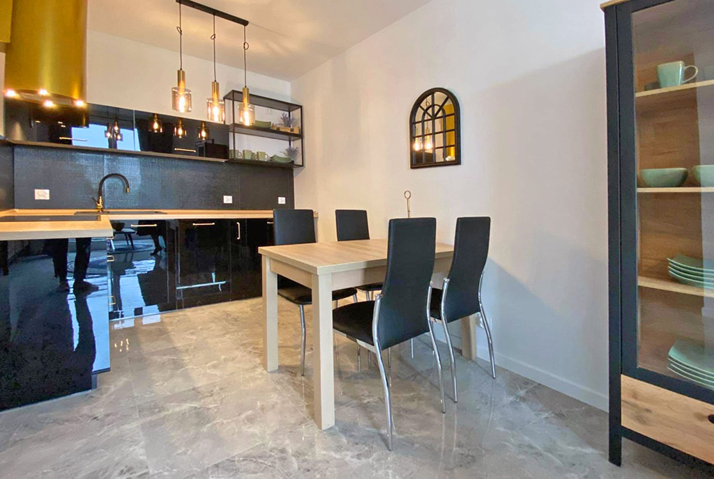 na zdjęciu jadalnia oraz kuchnia w ekskluzywnym apartamencie do sprzedaży Szczecin