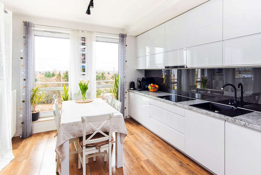 po lewej jadalnia, po prawej kuchnia w ekskluzywnym apartamencie na sprzedaż Szczecin