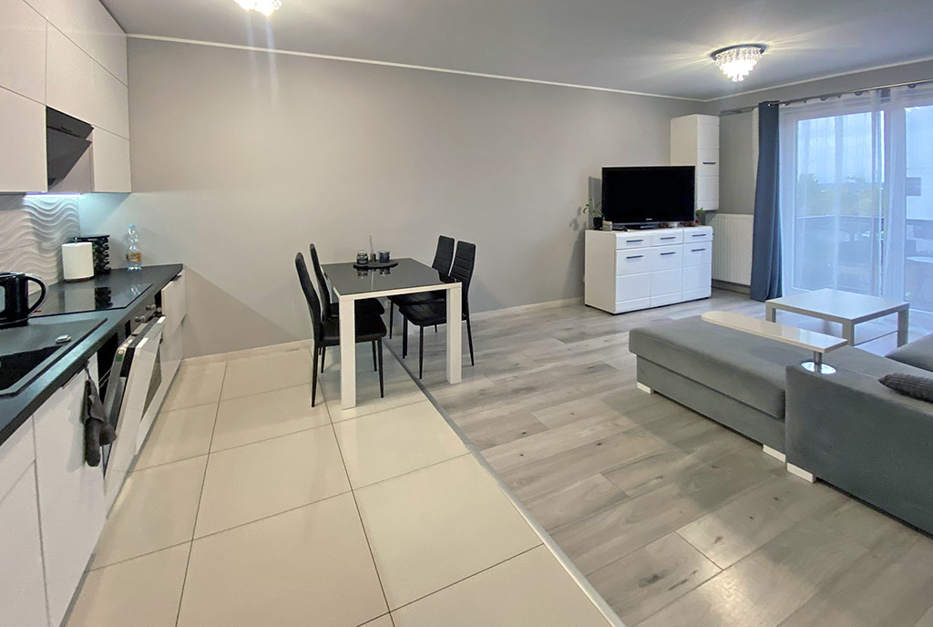 przeciwległa strona pokoju dziennego w luksusowym apartamencie na sprzedaż Szczecin