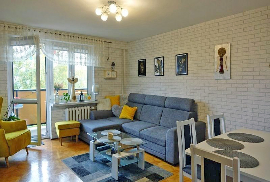 przeciwległa ściana pokoju dziennego w luksusowym apartamencie na sprzedaż Toruń (okolice)