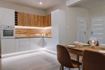 imponująca kuchnia w luksusowym apartamencie na sprzedaż Wrocław