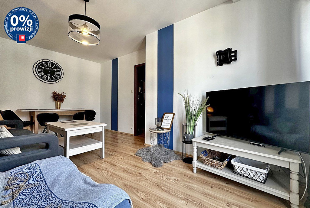fragment pokoju dziennego w luksusowym apartamencie na sprzedaż nad morzem