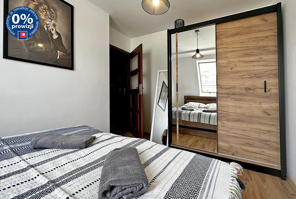 imponująca sypialnia w ekskluzywnym apartamencie na sprzedaż nad morzem