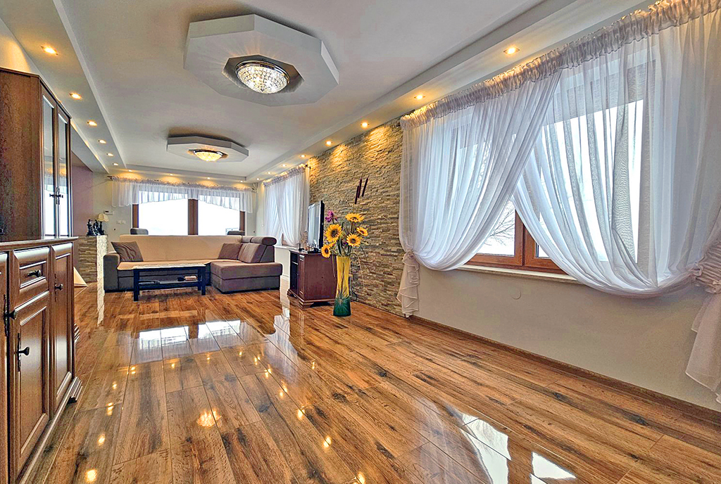 imponujące oświetlenie wnętrza luksusowej willi na sprzedaż Bielsko Biała (okolice)