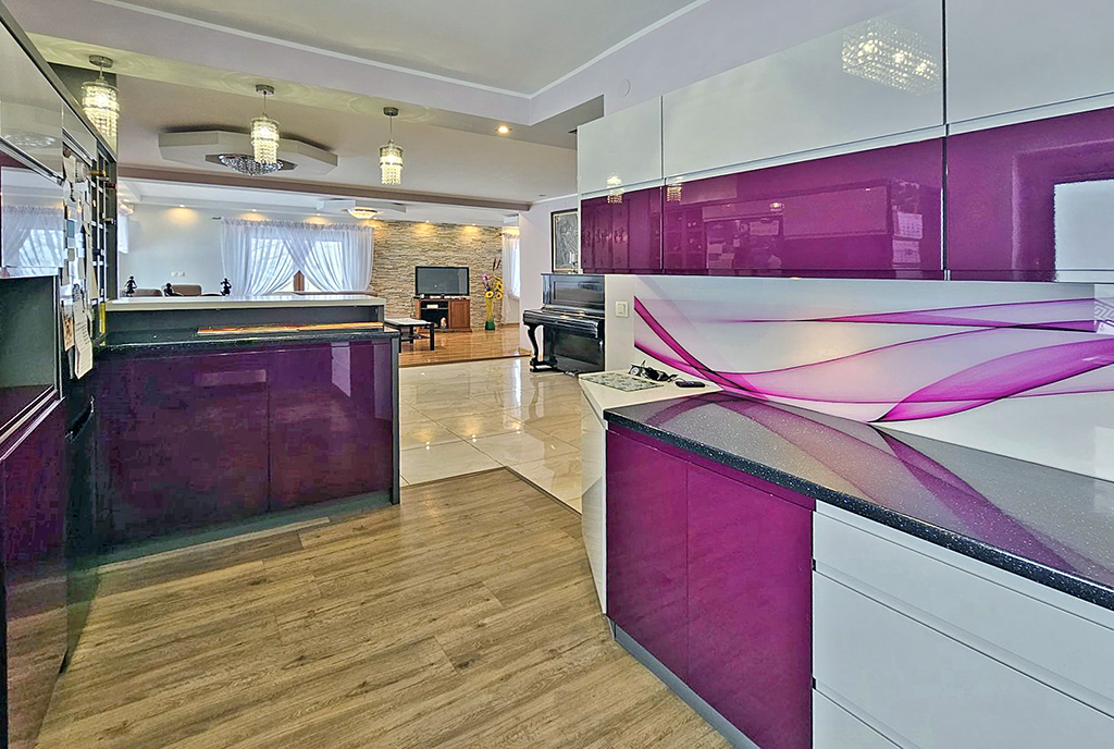 odważna kolorystyka kuchni w ekskluzywnej willi na sprzedaż Bielsko Biała (okolice)