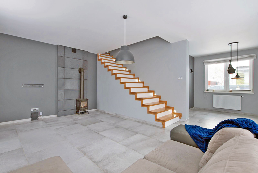 schody prowadzące na górny poziom luksusowej willi na sprzedaż Gdynia (okolice)