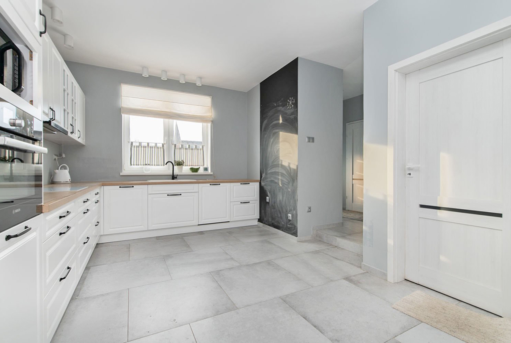 minimalistyczny wystrój kuchni w ekskluzywnej willi na sprzedaż Gdynia (okolice)