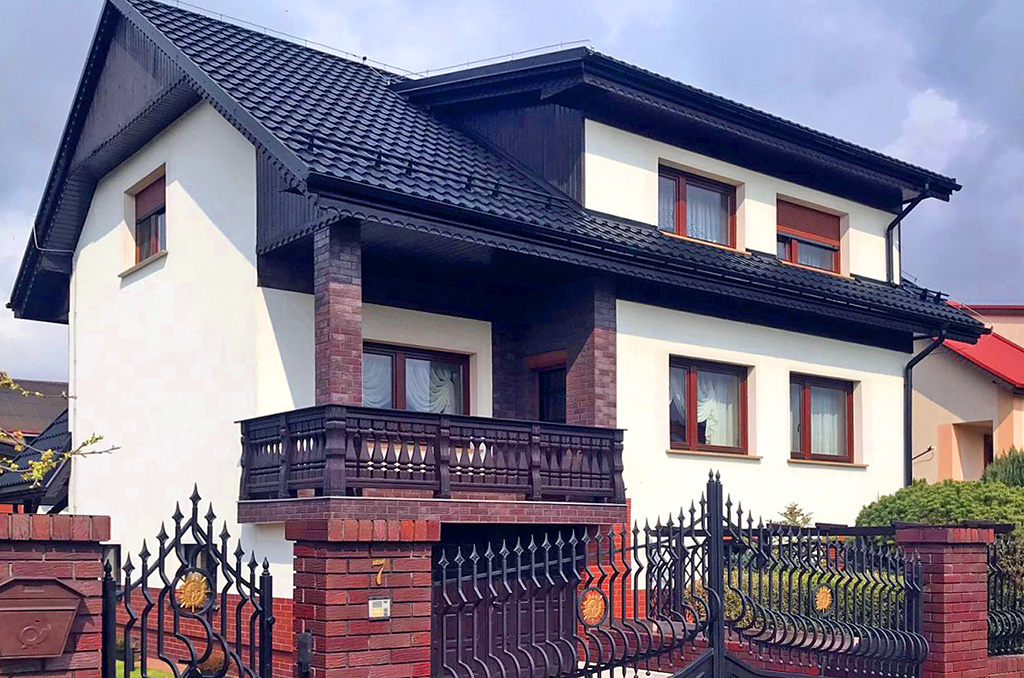 widok z ulicy na ekskluzywną willę do sprzedaży Kluczbork (okolice)