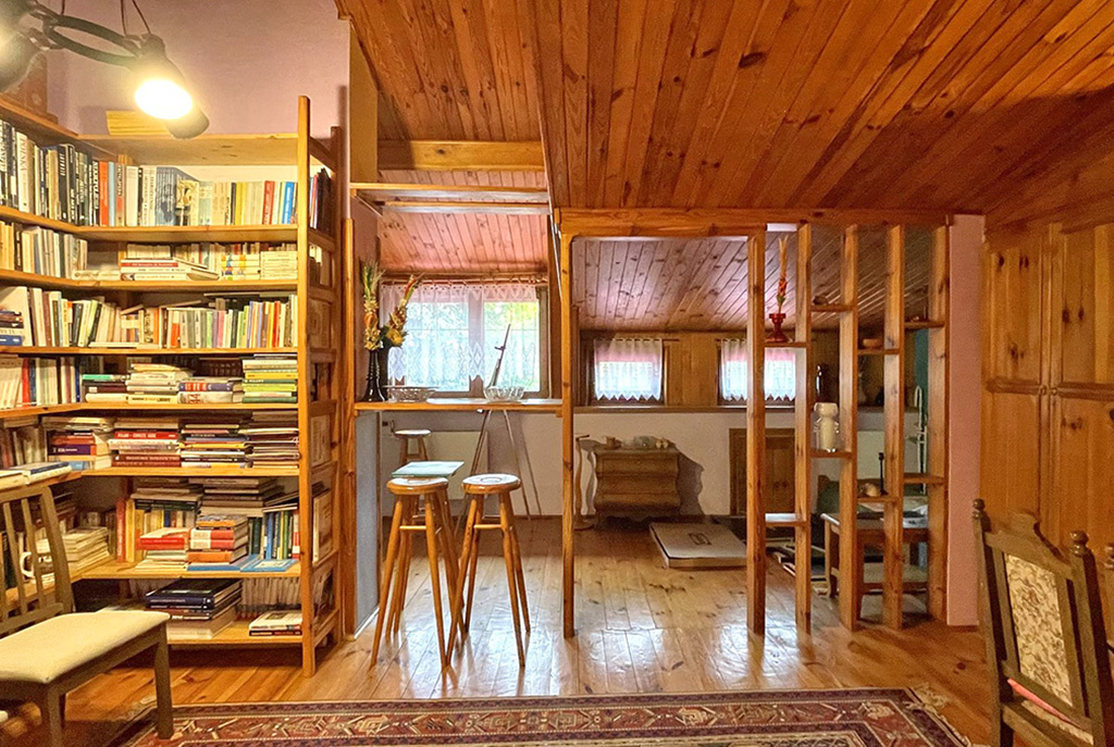 po lewej biblioteka, na wprost jadalnia w luksusowej willi do sprzedaży Lublin