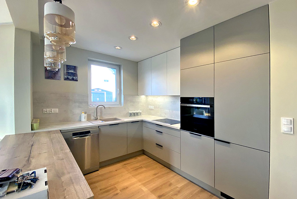 zaprojektowana zgodnie z najnowszymi trendami kuchnia w luksusowej willi do wynajmu Szczecin (okolice)