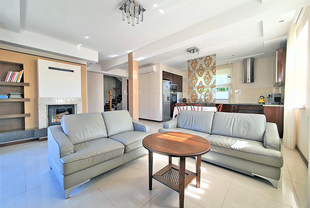 gustownie zaaranżowane wnętrze ekskluzywnej willi do sprzedaży Białystok (okolice)