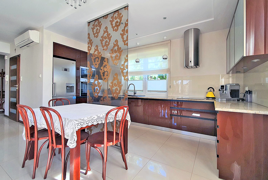 po lewej jadalnia, po prawej kuchnia w luksusowej willi na sprzedaż Białystok (okolice)