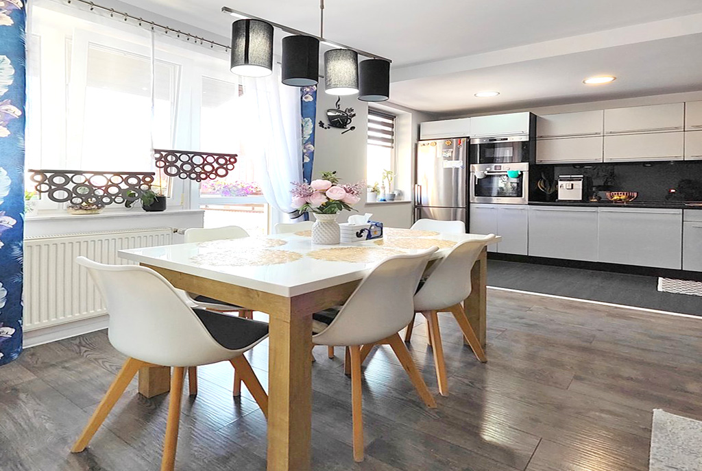 na pierwszym planie jadalnia w luksusowym apartamencie na sprzedaż Ełk