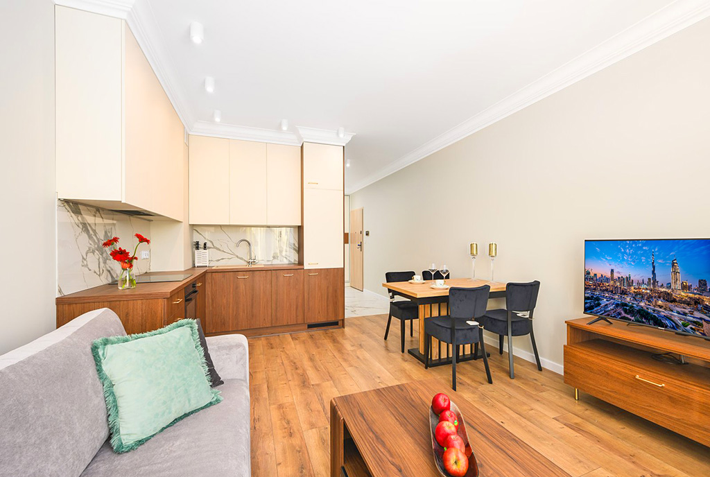 widok z salonu na aneks kuchenny w luksusowym apartamencie na sprzedaż Gdańsk (okolice)