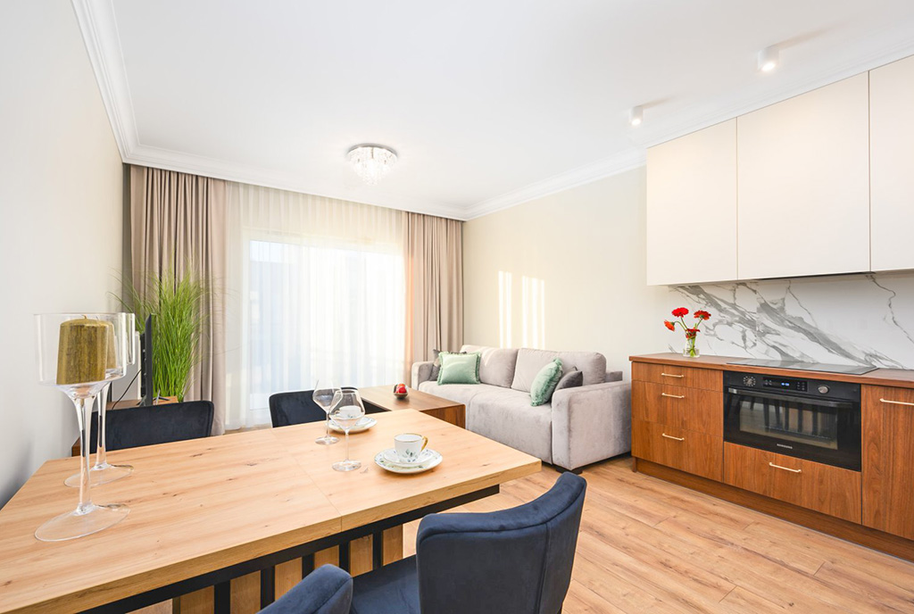 na pierwszym planie jadalnia w ekskluzywnym apartamencie do sprzedaży Gdańsk (okolice)