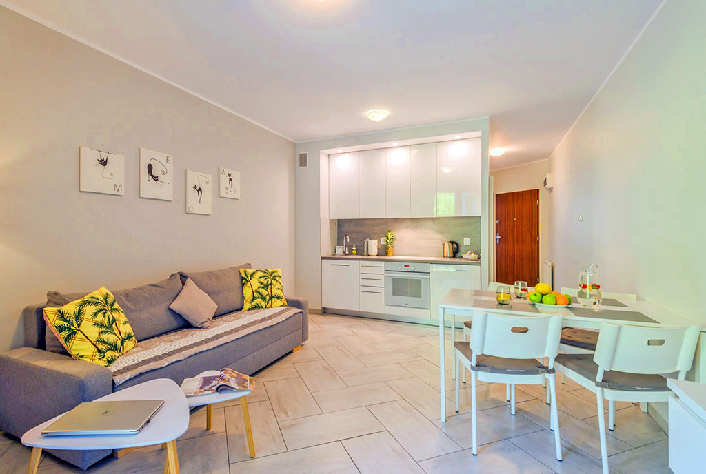 widok z salonu na aneks kuchenny w ekskluzywnym apartamencie do sprzedaży Gdańsk (okolice)