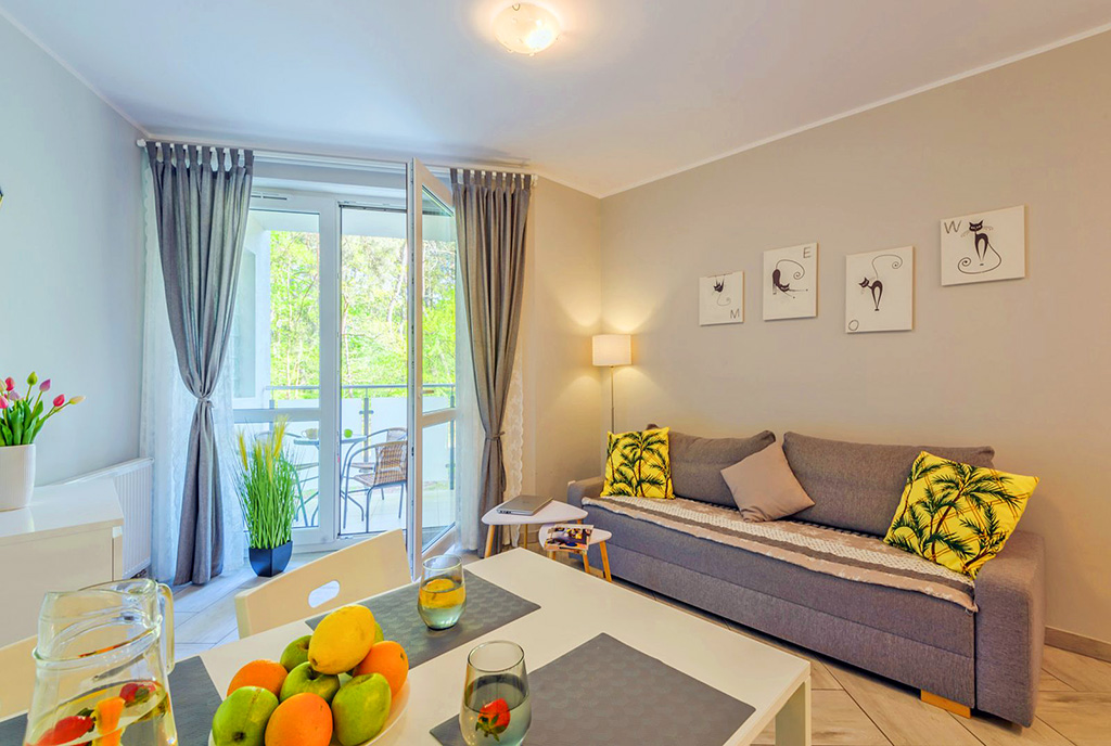 przeciwległa ściana salonu w luksusowym apartamencie na sprzedaż Gdańsk (okolice)