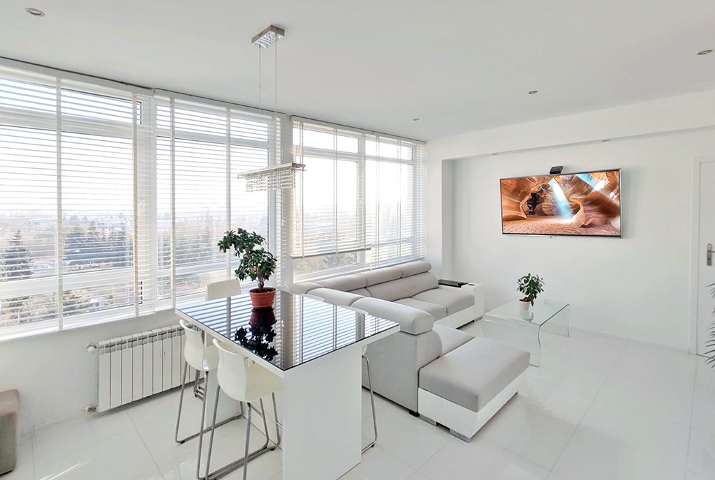 utrzymany w bieli pokój dzienny w ekskluzywnym apartamencie do sprzedaży Kalisz