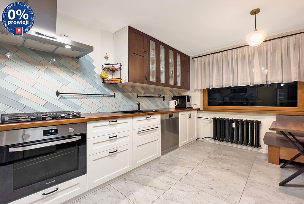 zaprojektowana w bieli kuchnia w luksusowym apartamencie na sprzedaż Katowice (okolice)