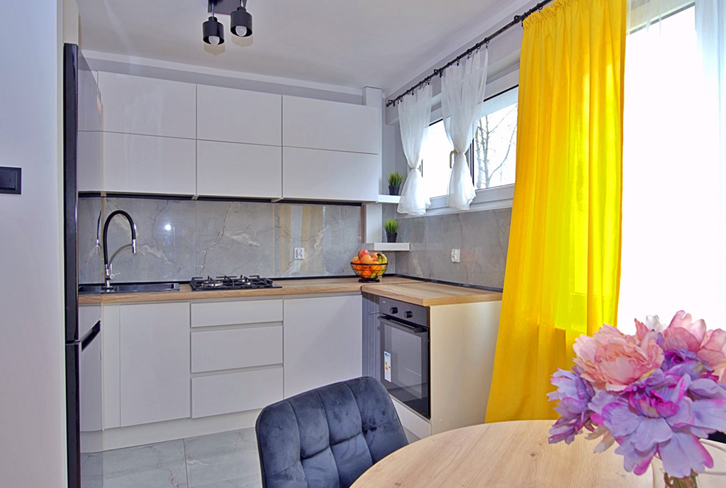na zdjęciu nowoczesna kuchnia w luksusowym apartamencie na sprzedaż Poznań