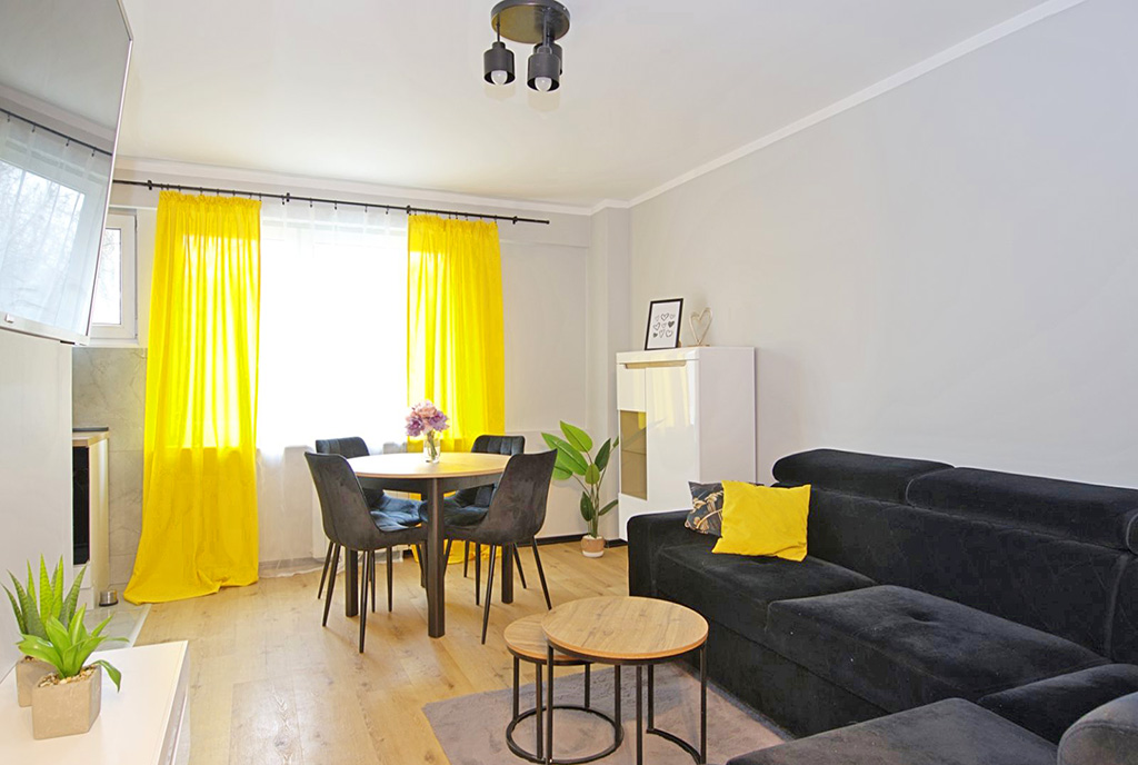 widok z kuchni na salon w ekskluzywnym apartamencie na sprzedaż Poznań