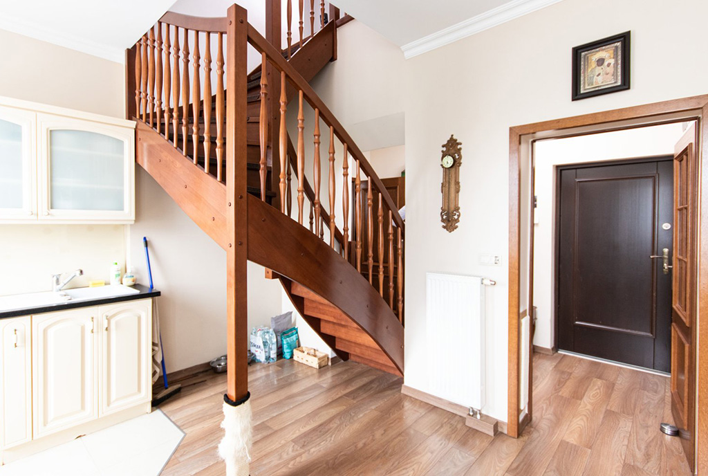 imponujący przedpokój i schody w luksusowym apartamencie do sprzedaży komfortowa kuchnia w luksusowym apartamencie na sprzedaż Szczecin