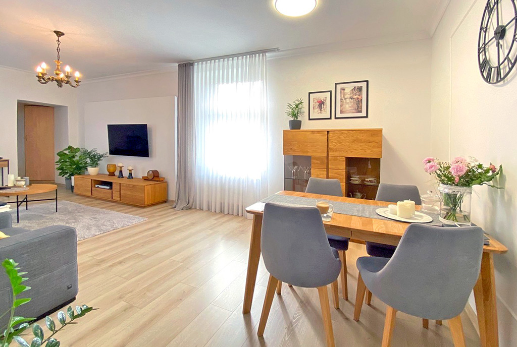po prawej jadalnia, po lewej kuchnia w luksusowym apartamencie na sprzedaż Szczecin