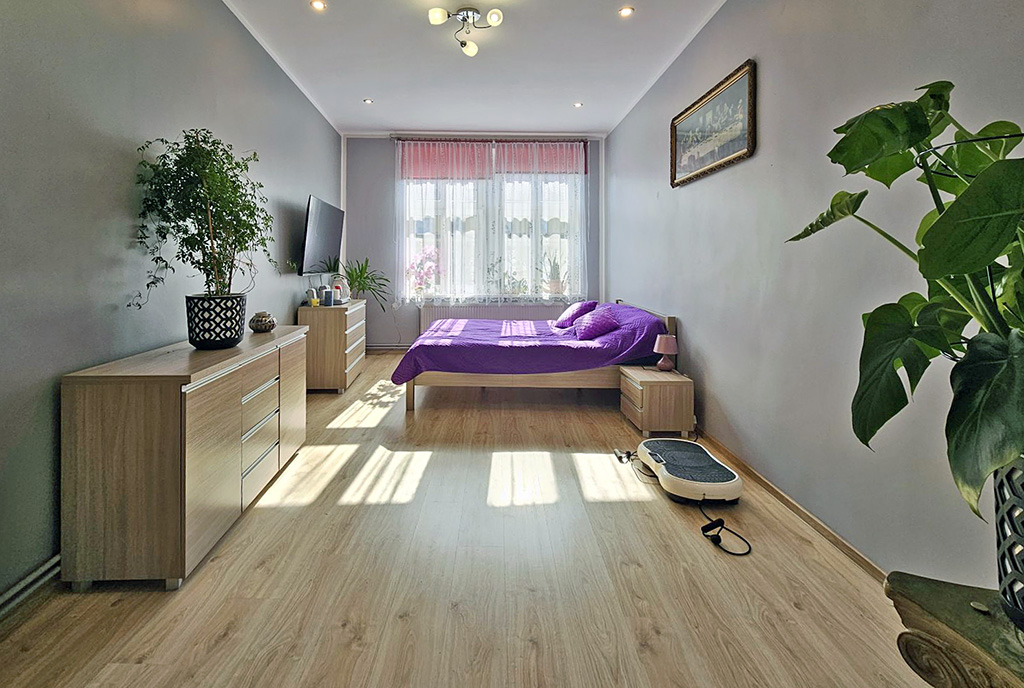 jedno z pomieszczeń w luksusowym apartamencie na sprzedaż Zielona Góra (okolice)
