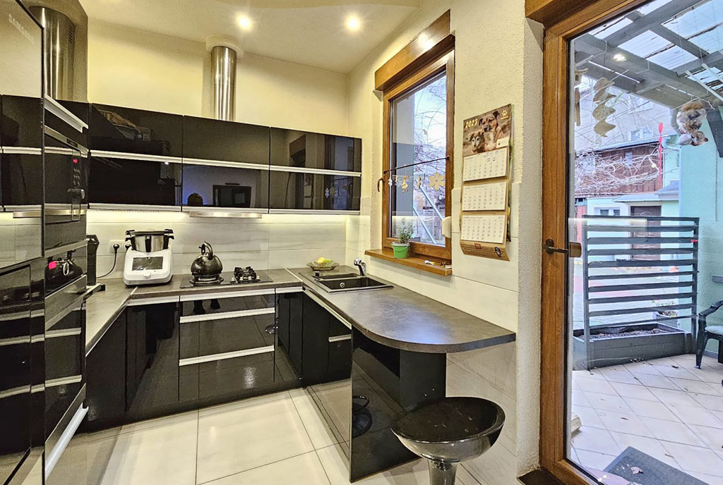 czarne meble w kuchni luksusowego apartamentu na sprzedaż Zielona Góra (okolice)