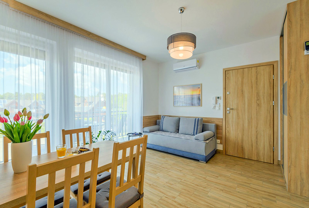 jedeno z pomieszczeń w luksusowym apartamencie na sprzedaż nad morzem