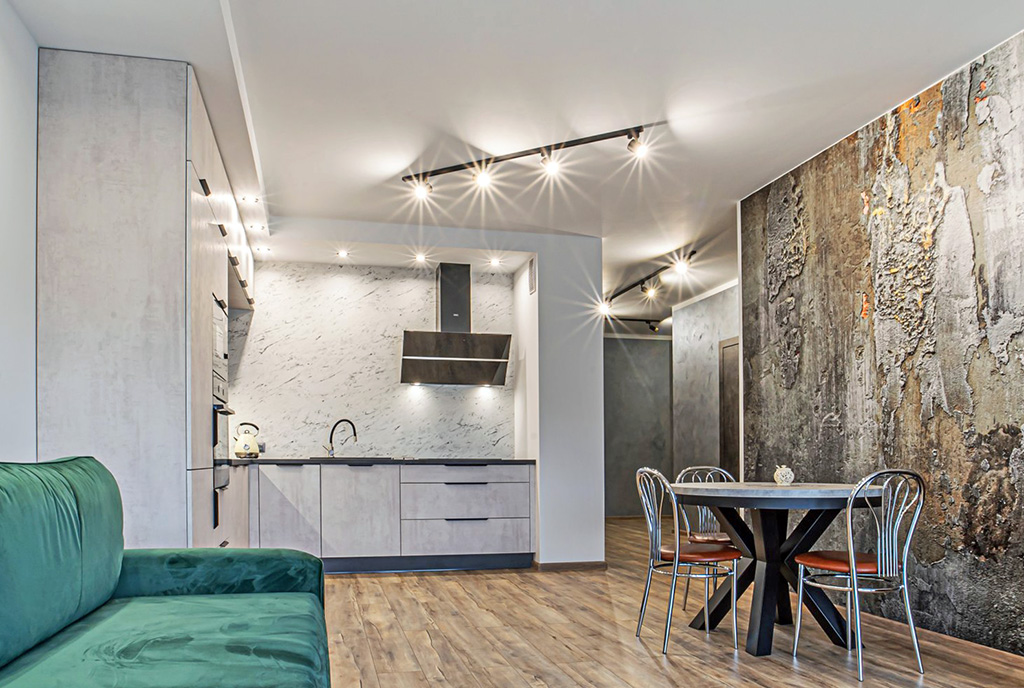 widok z salonu na kuchnię w luksusowym apartamencie do wynajmu Bolesławiec