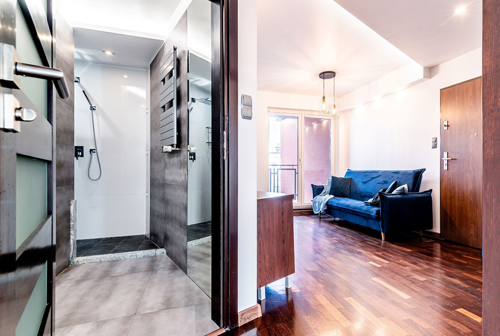 imponujący salon i hol w luksusowym apartamencie do wynajmu Gdynia (okolice)