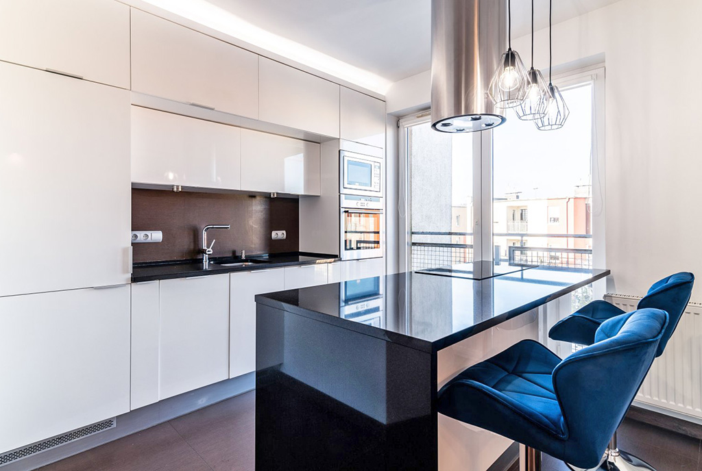 zaprojektowana zgodnie z najnowszymi trendami kuchnia w luksusowym apartamencie na wynajem Gdynia (okolice)