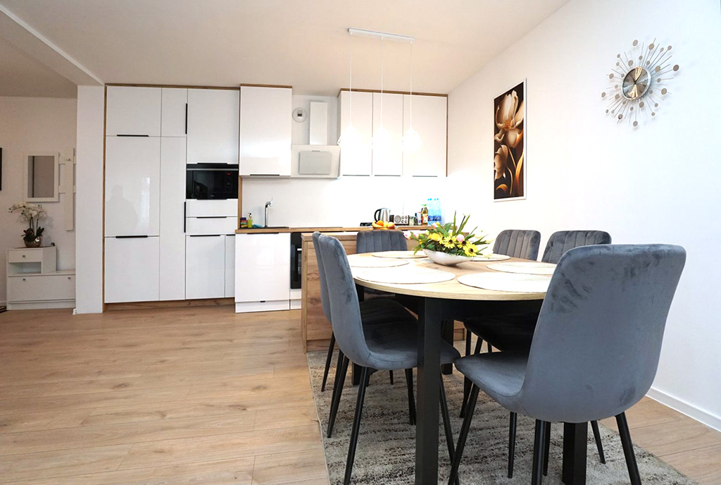 na pierwszym planie jadalnia w luksusowym apartamencie do wynajmu Piotrków Trybunalski