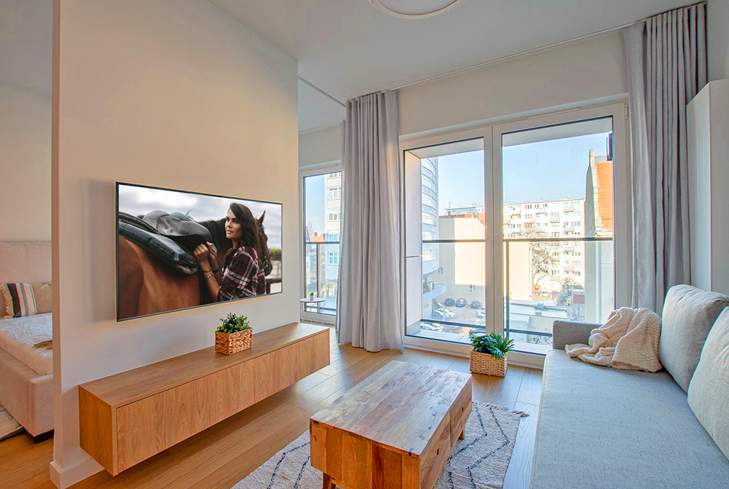 słoneczny salon w ekskluzywnym apartamencie do wynajęcia Poznań