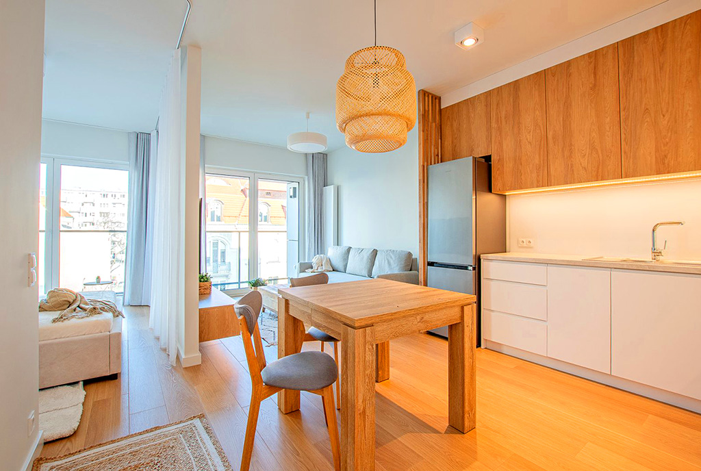 po lewej sypialnia, po prawej salon w luksusowym apartamencie do wynajmu Poznań