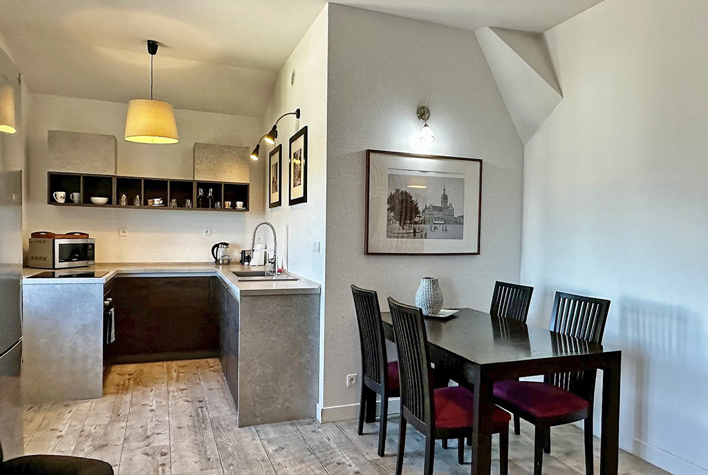 na zdjęciu jadalnia oraz kuchnia w luksusowym apartamencie do wynajmu Słupsk