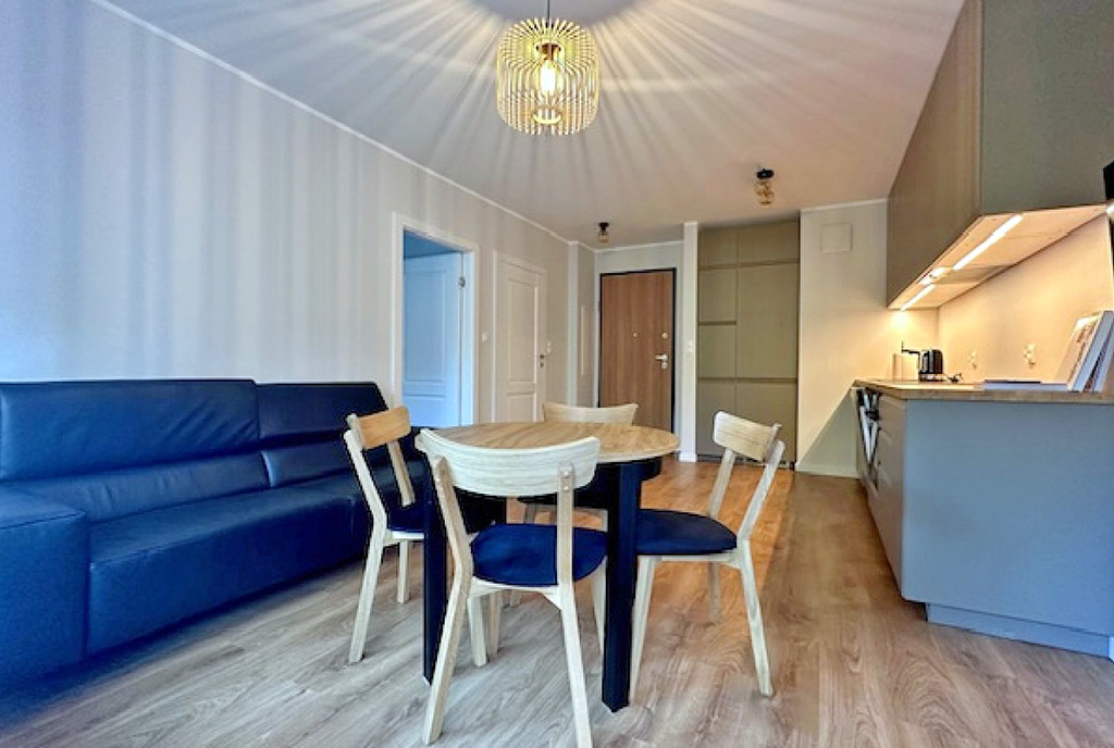 na pierwszym planie jadalnia w luksusowym apartamencie do wynajmu Gdańsk