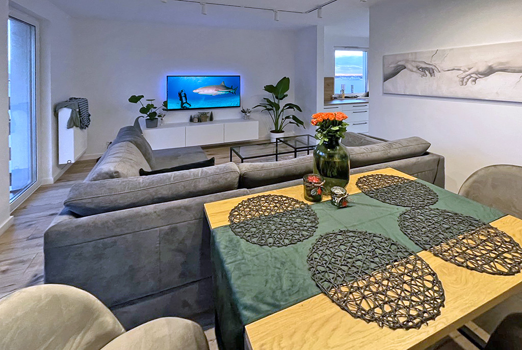 widok od strony jadalni na salon w ekskluzywnym apartamencie do wynajęcia Kraków (okolice)