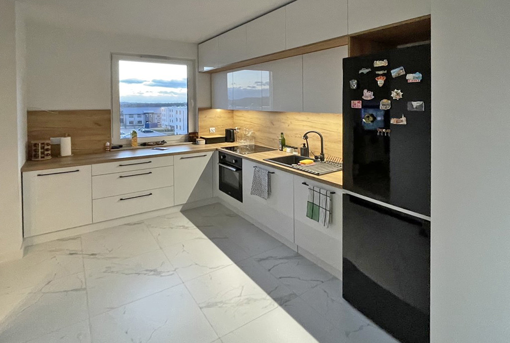 nowoczesny design kuchni w luksusowym apartamencie do wynajmu Kraków (okolice)