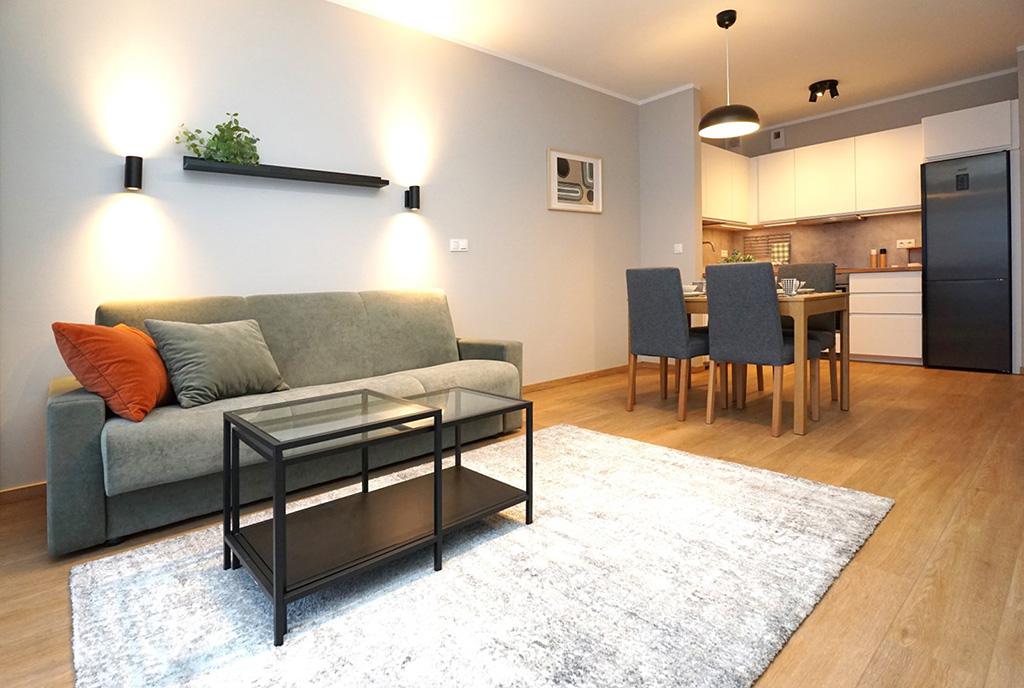 widok z innej perspektywy na salon w luksusowym apartamencie do wynajmu Piotrków Trybunalski