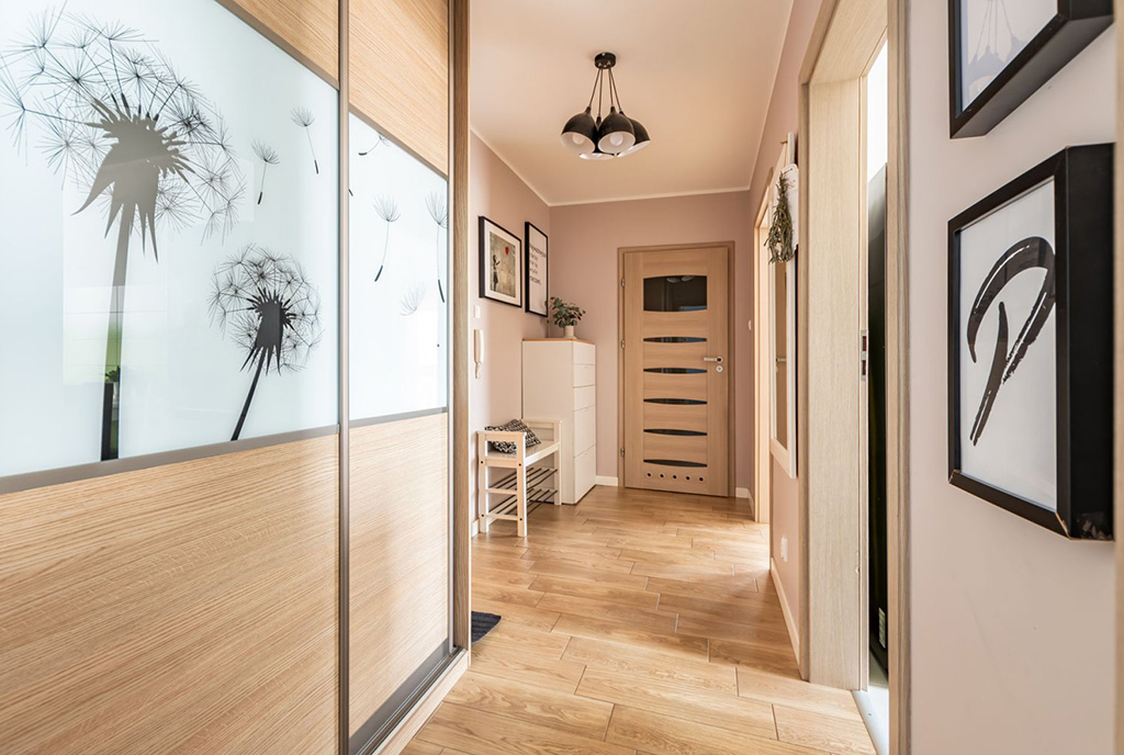praktyczny przedpokój w luksusowym apartamencie na sprzedaż Elbląg