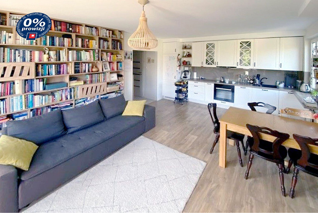 po lewej biblioteka, po prawej pokój dzienny w ekskluzywnym apartamencie na sprzedaż Gdańsk