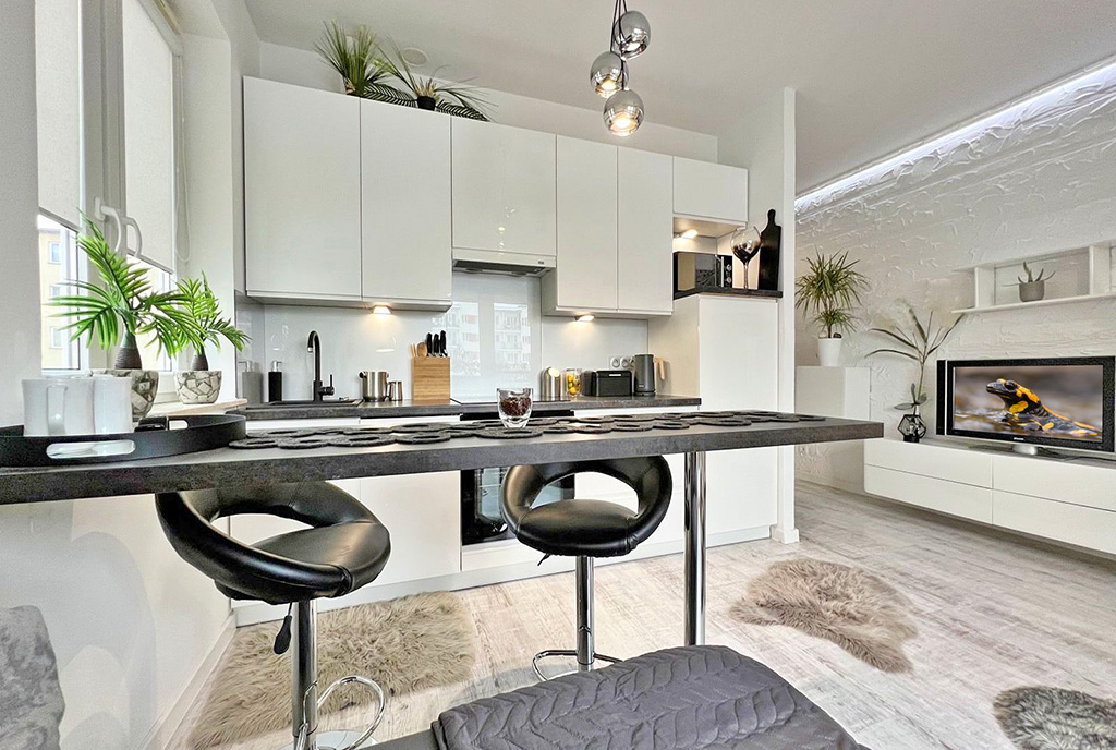 na pierwszym planie aneks kuchenny w luksusowym apartamencie do sprzedaży Gorzów Wielkopolski