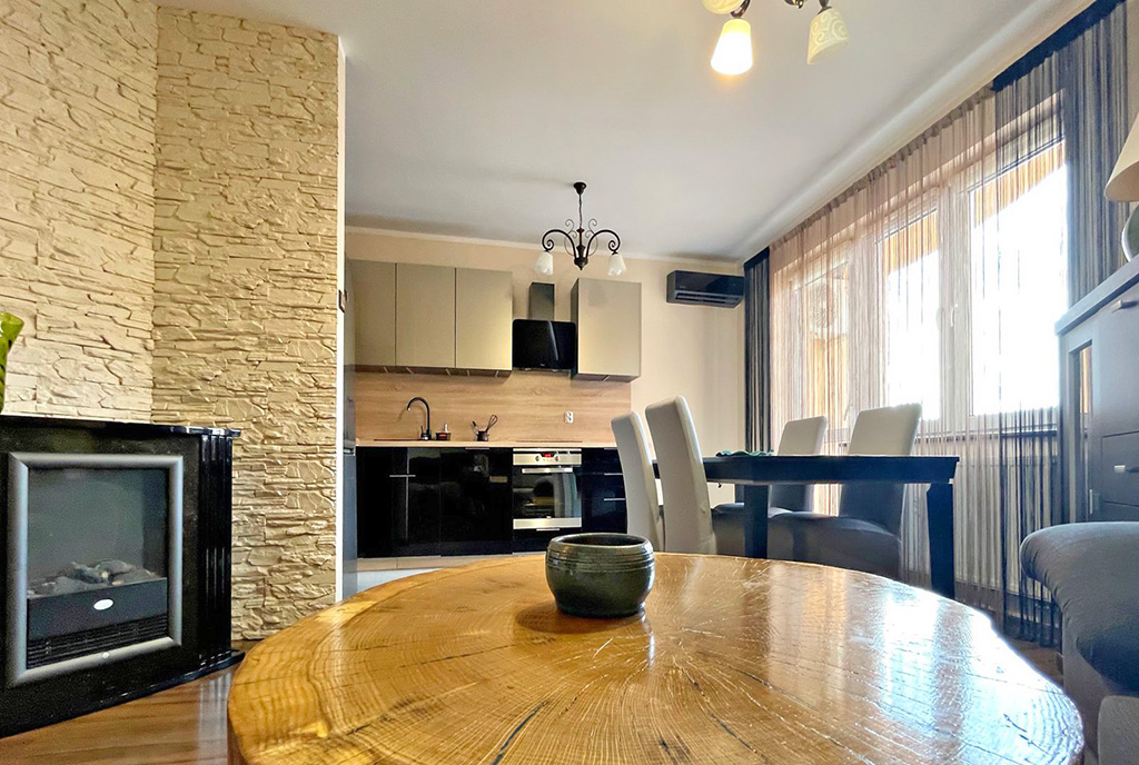 na pierwszym planie elegancka jadalnia w luksusowym apartamencie na sprzedaż Gorzów Wielkopolski
