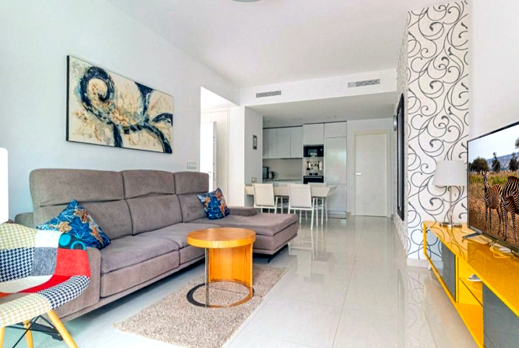 słoneczny pokój dzienny w ekskluzywnym apartamencie do sprzedaży Hiszpania (Torrevieja)
