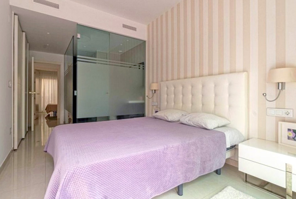 ciekawa aranżacja sypialni w luksusowym apartamencie do sprzedaży Hiszpania (Torrevieja)