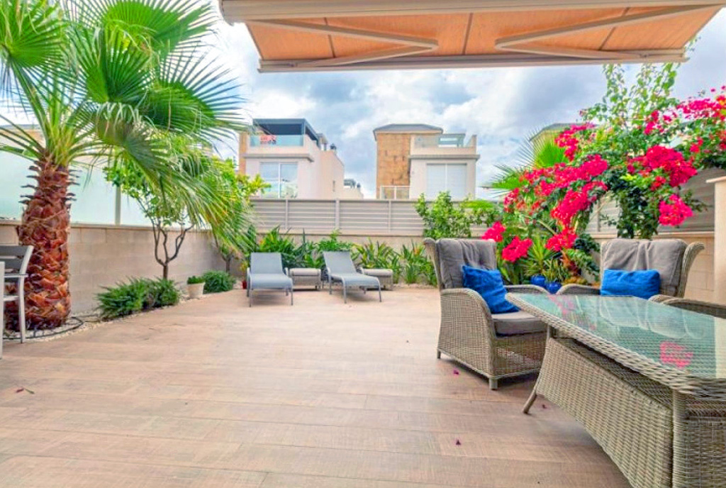ogromny taras przy luksusowym apartamencie na sprzedaż Hiszpania (Torrevieja)