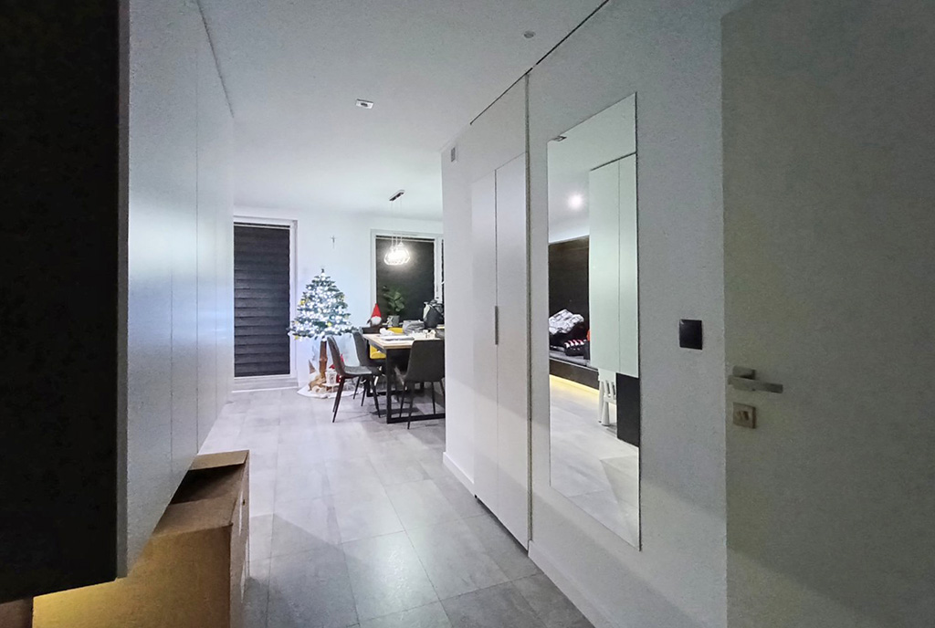 przestronny hol w ekskluzywnym apartamencie na sprzedaż Katowice (okolice)