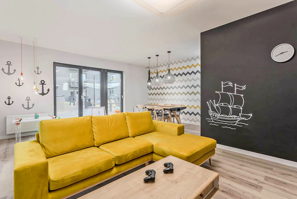 zaprojektowane w marynistycznym designie wnętrze ekskluzywnego apartamentu do sprzedaży Kołobrzeg